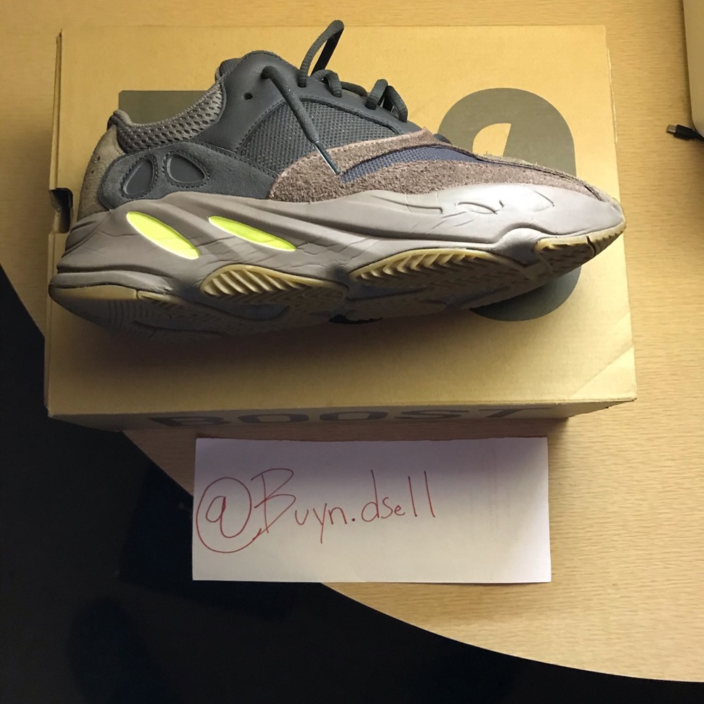 🚨Yeezy boost 700🚨